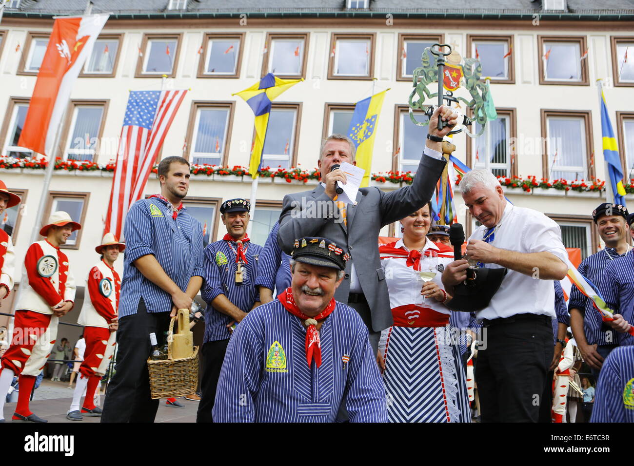 Worms, Germany. 30th August 2014. The Lord Mayor of Worms, Michael Kissel, shows the key to the city. The largest wine fair along the Rhine, the Backfischfest, started in Worms with the traditional handing over of power from the Lord Mayor to the mayor of the fishermenÕs lea. The ceremony included dances and music. Stock Photo