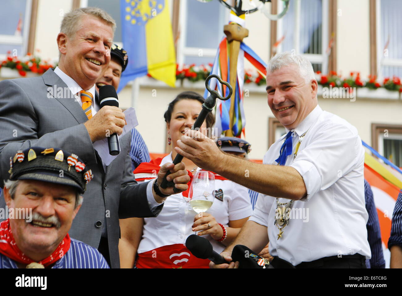 Worms, Germany. 30th August 2014. The Lord Mayor of Worms, Michael Kissel (SPD), hands over the key to the city to the BojemŠŠschter vun de FischerwŠŠd (mayor of the fishermen's lea), Markus Trapp, who keeps it until the end of the festival. The largest wine fair along the Rhine, the Backfischfest, started in Worms with the traditional handing over of power from the Lord Mayor to the mayor of the fishermenÕs lea. The ceremony included dances and music. Stock Photo