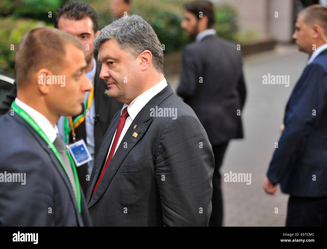Brussels, Belgium. 30th Aug, 2014. Ukrainian President Petro Poroshenko (C) leaves European Council headquarters after addressing an European Union(EU) special summit in Brussels, Belgium, Aug. 30, 2014. Ukrainian President Petro Poroshenko said on Saturday his proposed new Russian sanctions were supported by the majority of European Union member states. Credit:  Ye Pingfan/Xinhua/Alamy Live News Stock Photo
