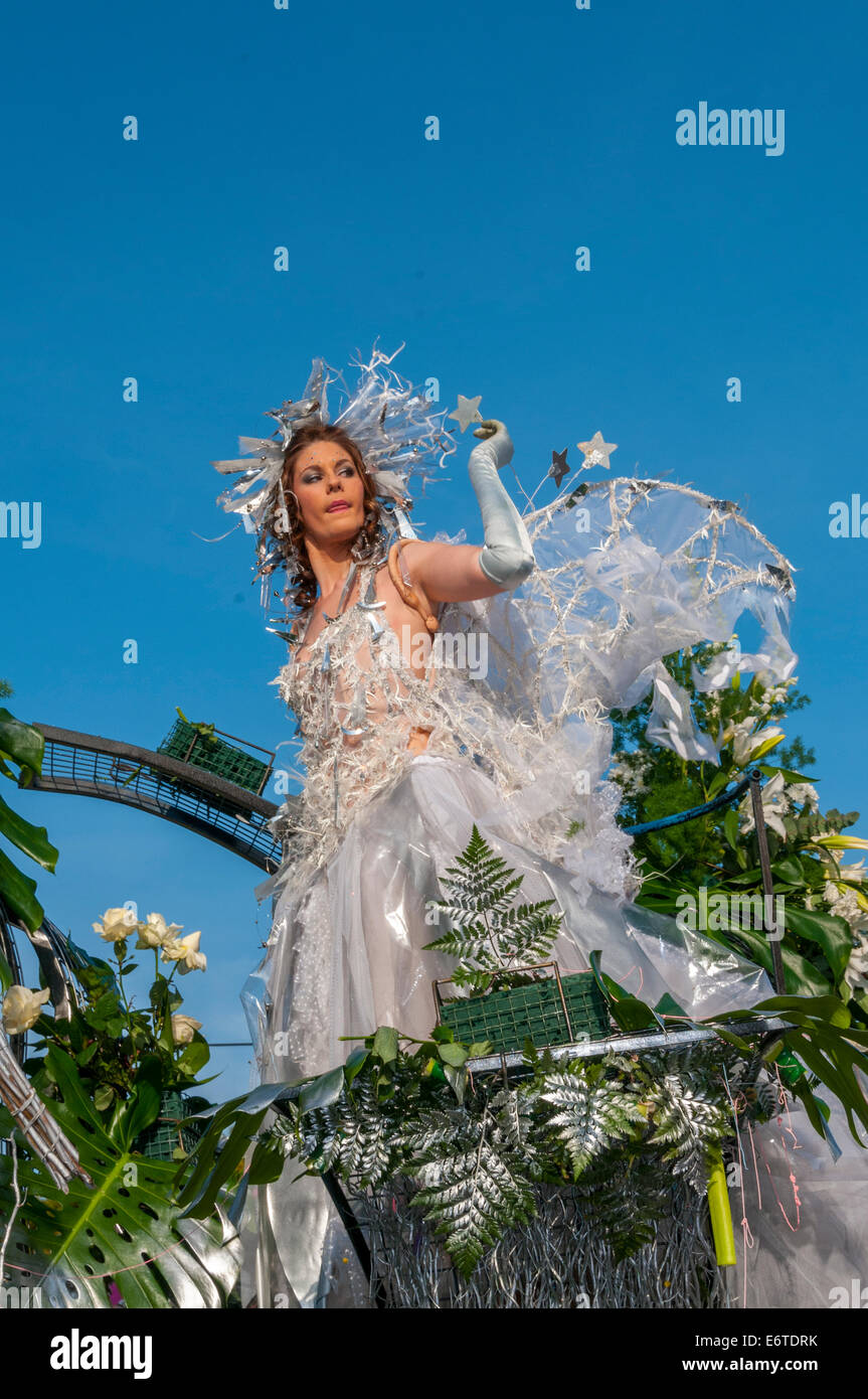 Nice, France, Woman in Costume, Throwing Flowers in Front of Crowd on Street at Traditional Spring Carnival parade Stock Photo