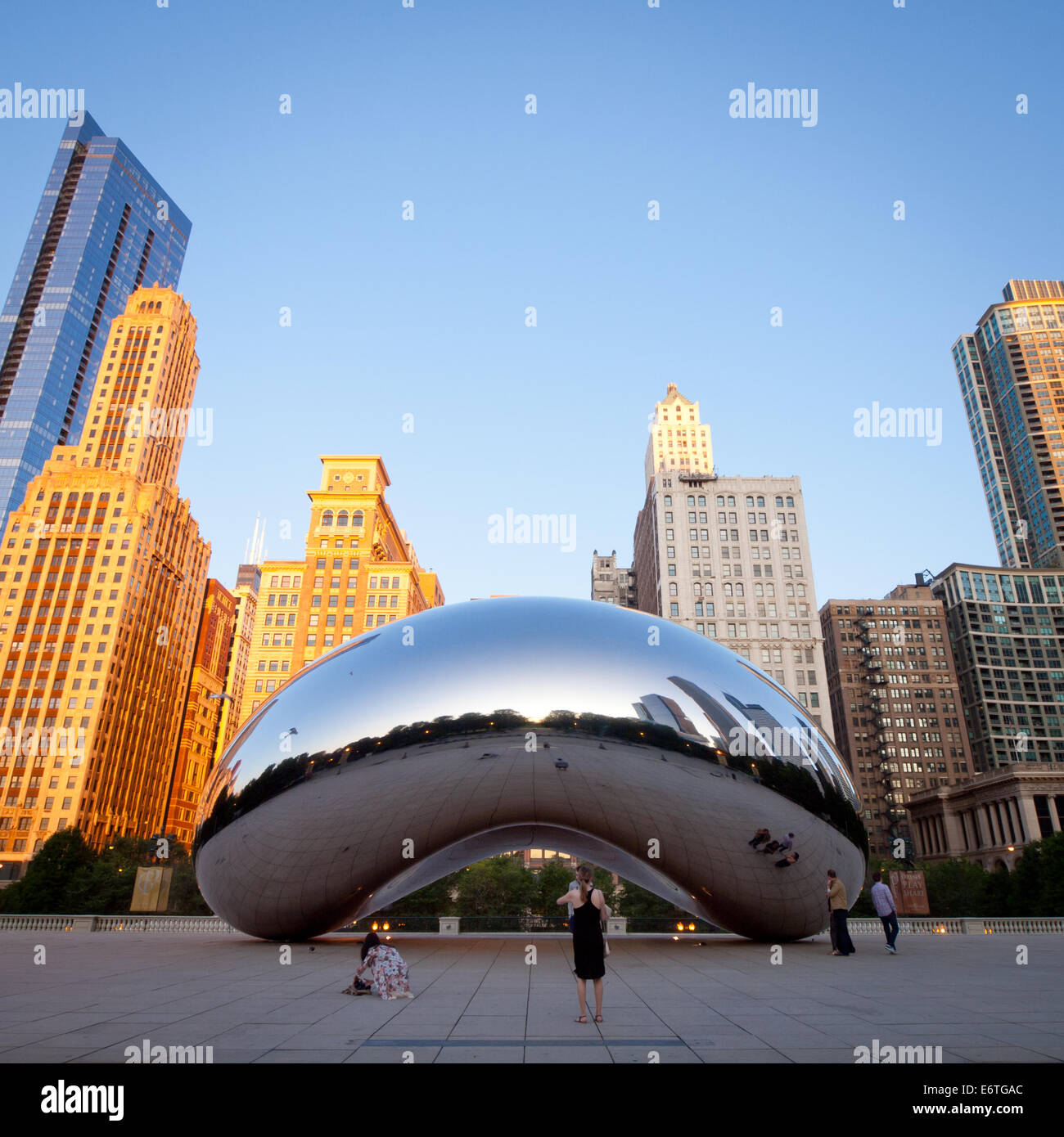 Cloud Gate (The Bean), a public sculpture by Anish Kapoor, in early morning light.  Millennium Park, Chicago, Illinois. Stock Photo