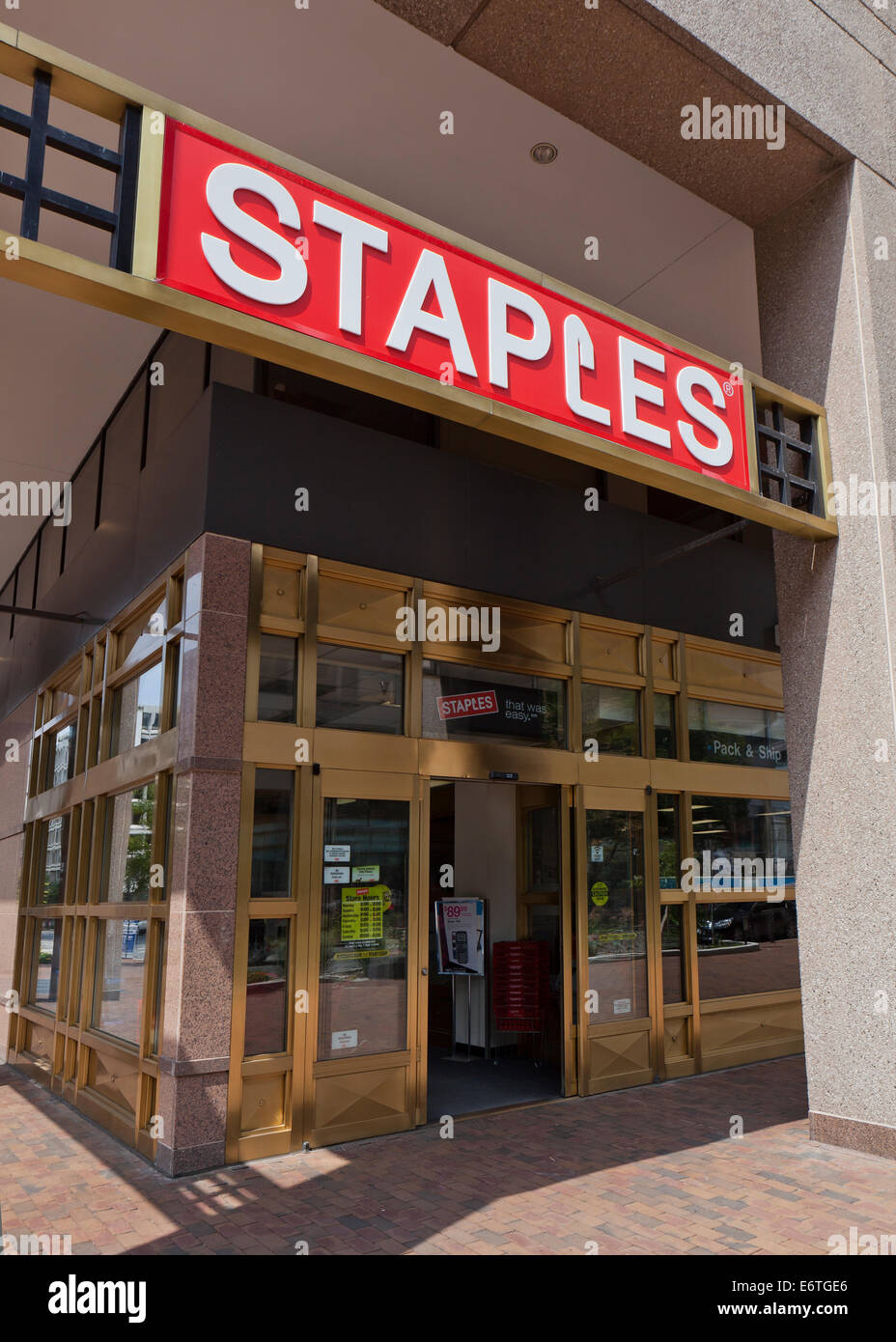 Staples store hi-res stock photography and images - Alamy