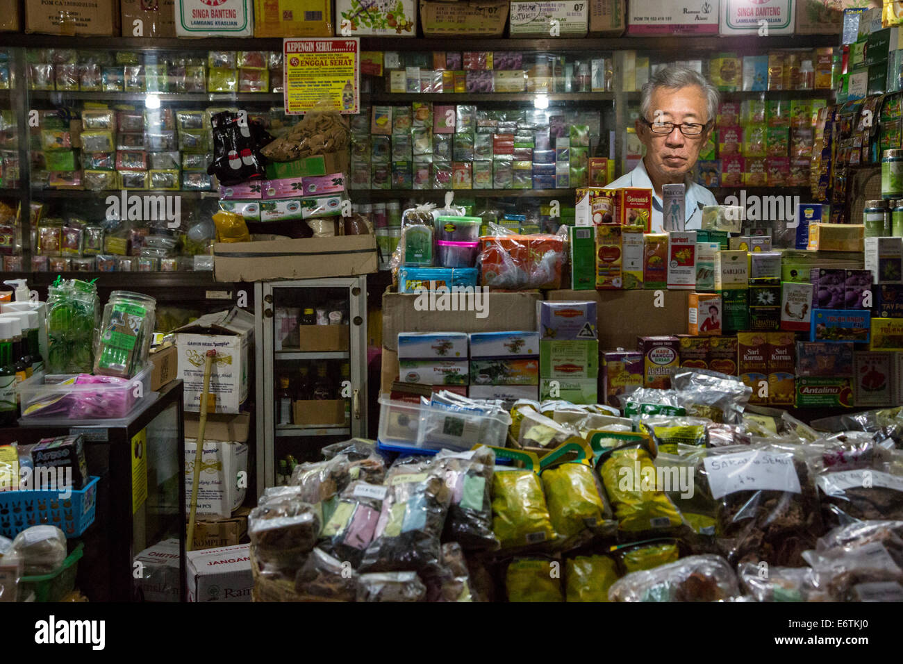 Yogyakarta, Java, Indonesia.  Traditional Herbal Medicine Shop and Pharmacist, Beringharjo Market. Stock Photo