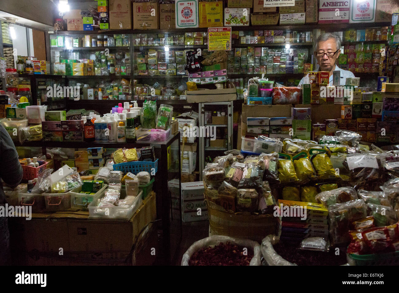 Yogyakarta, Java, Indonesia.  Traditional Herbal Medicine Shop and Pharmacist, Beringharjo Market. Stock Photo