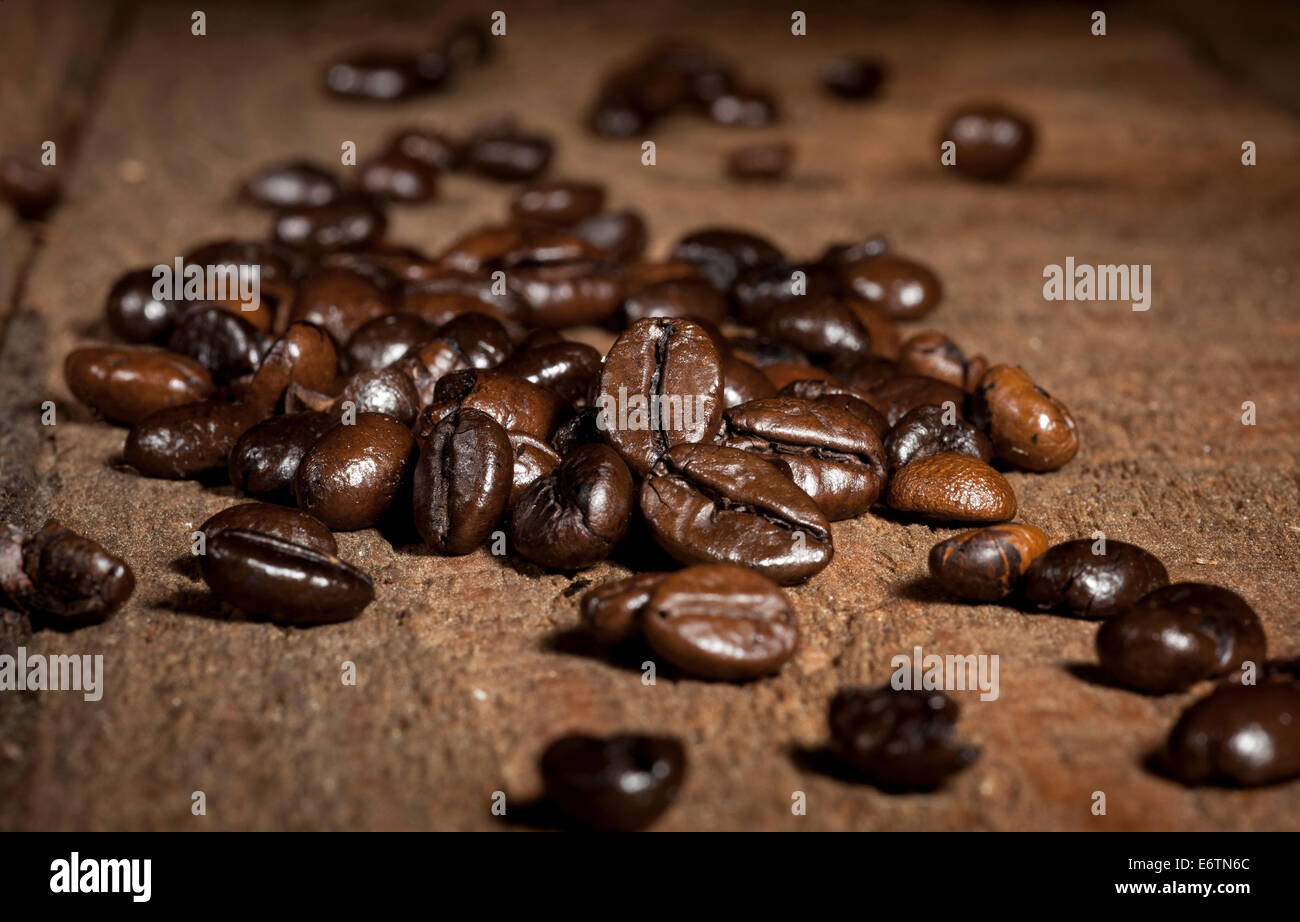 Coffee beans background. Macro picture of many beans Stock Photo - Alamy