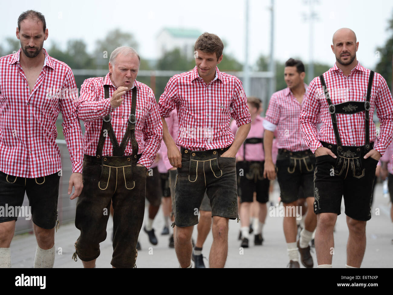 Munich, Germany. 31st Aug, 2014. Goalkeeper Tom Starke (L-R), assistant coach Hermann Gerland, Thomas Mueller, Claudio Pizarro and goalkeeper Pepe Reina of German Bundesliga soccer club FC Bayern Munich are dressed in Bavarian traditional costumes as they arrive for a photo shoot organized by a sponsor in Munich, Germany, 31 August 2014. Photo: ANDREAS GEBERT/dpa/Alamy Live News Stock Photo