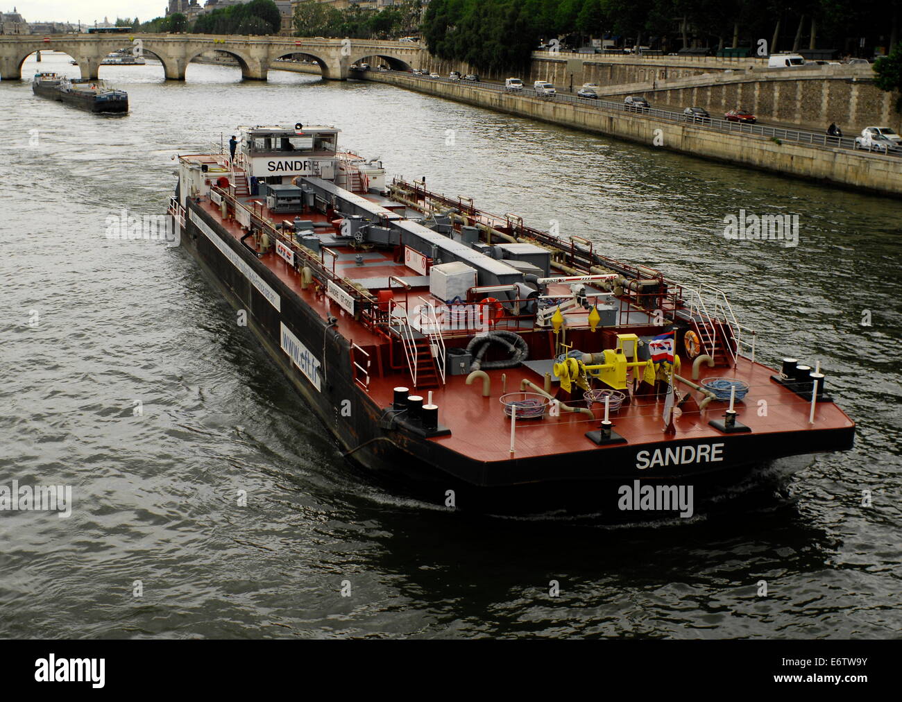 AJAXNETPHOTO. PARIS, FRANCE. - AN OIL BARGE MAKES ITS WAY THROUGH THE HEART OF THE CITY ON THE RIVER SEINE. PHOTO:JONATHAN EASTLAND/AJAX REF:121506 2806 Stock Photo