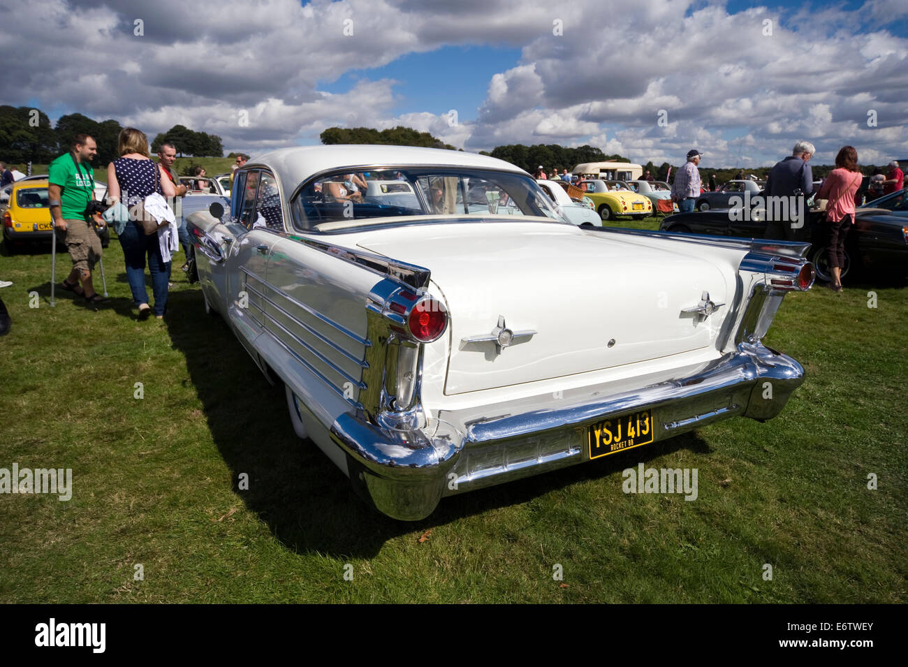 Wentworth, Yorkshire, UK. 31st Aug, 2014. Crowds gather for the Wentworth Wood House Vintage car show 31/08/2014 Credit:  Terry Foster/Alamy Live News Stock Photo