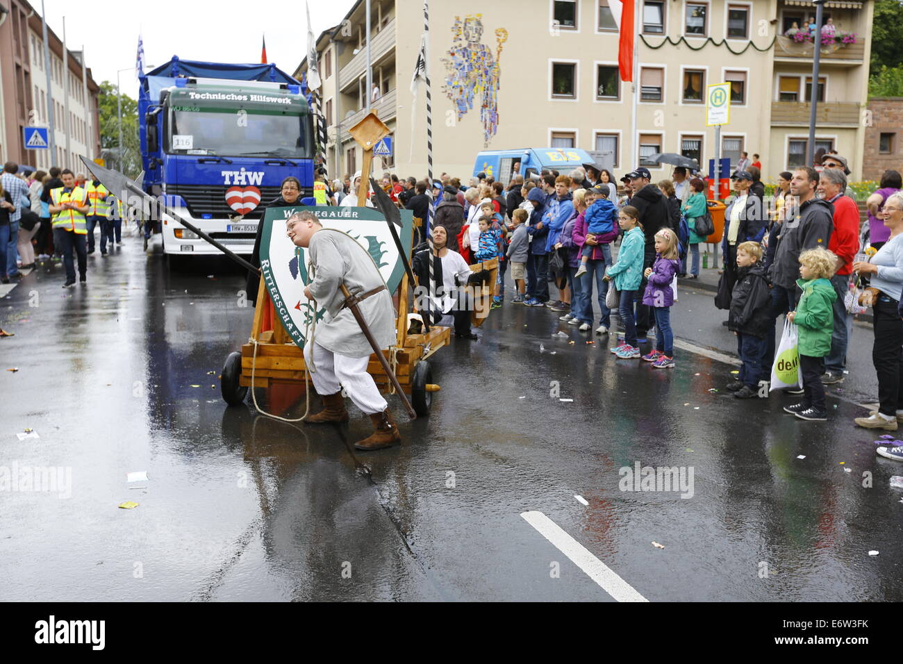 Worms, Germany. 31st August 2014. A catapult is used to throw sweets to the audience at the Backfischfest parade 2014. The first highlight of this year's Backfischfest was the big parade through the city of Worms with 125 groups and floats. Community groups, sport clubs, music groups and business from Worms and further afield took part. Credit:  Michael Debets/Alamy Live News Stock Photo