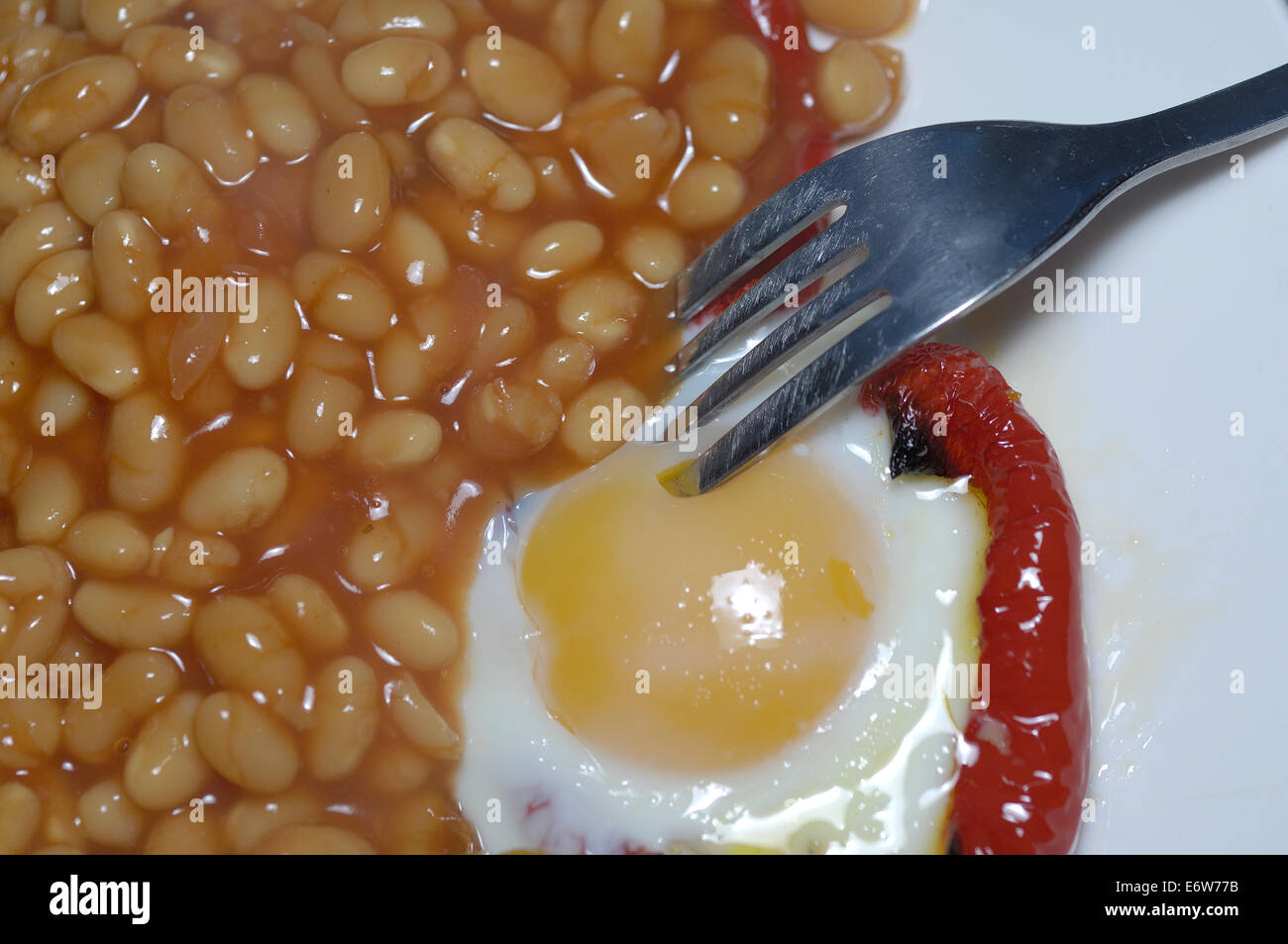 Poached egg in red pepper & baked beans Stock Photo Alamy