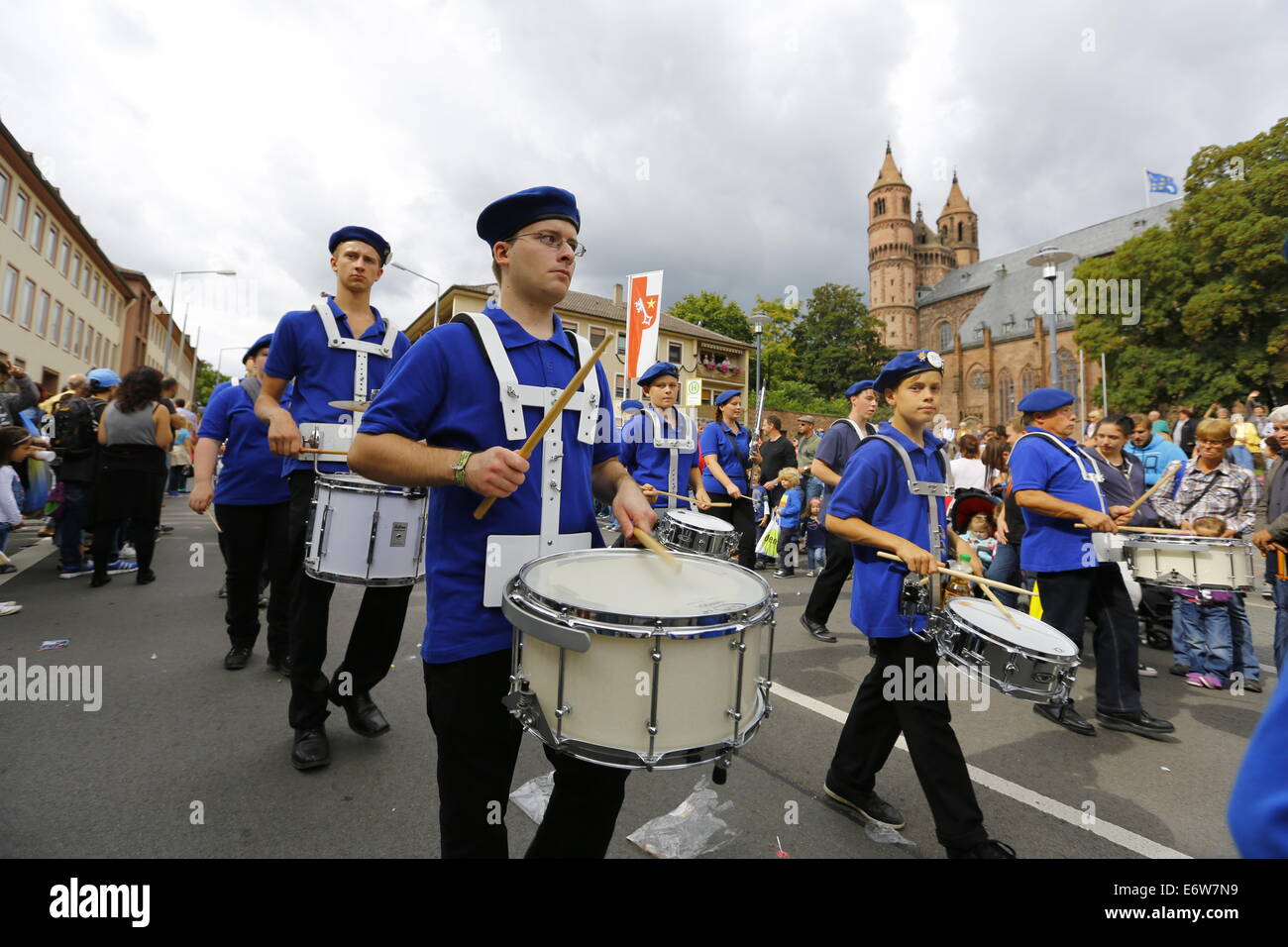 Worms, Germany. 31st Aug, 2014. The Spielmannszug Mommenheim 1996 performs at the Backfischfest parade 2014. The cathedral of Worms can be seen in the background. The first highlight of this year's Backfischfest was the big parade through the city of Worms with 125 groups and floats. Community groups, sport clubs, music groups and business from Worms and further afield took part. © Michael Debets/Pacific Press/Alamy Live News Stock Photo