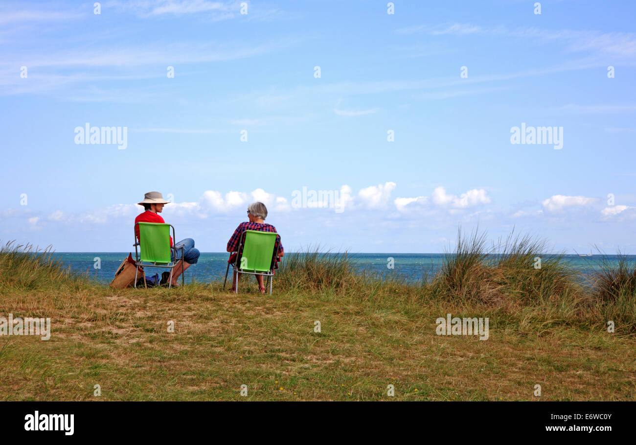 Two elderly women sitting talking hi-res stock photography and images ...