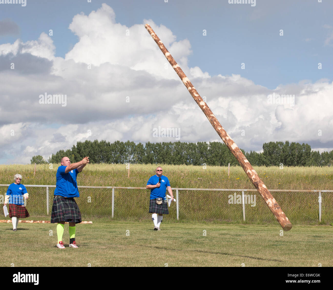 Highland games tossing the caber kilt hi-res stock photography and ...