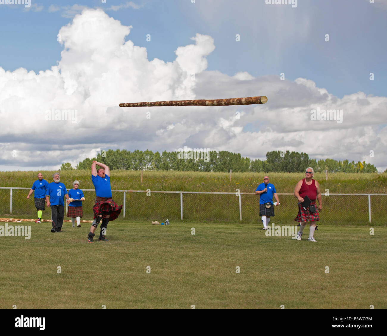 Highland games tossing the caber kilt hi-res stock photography and ...