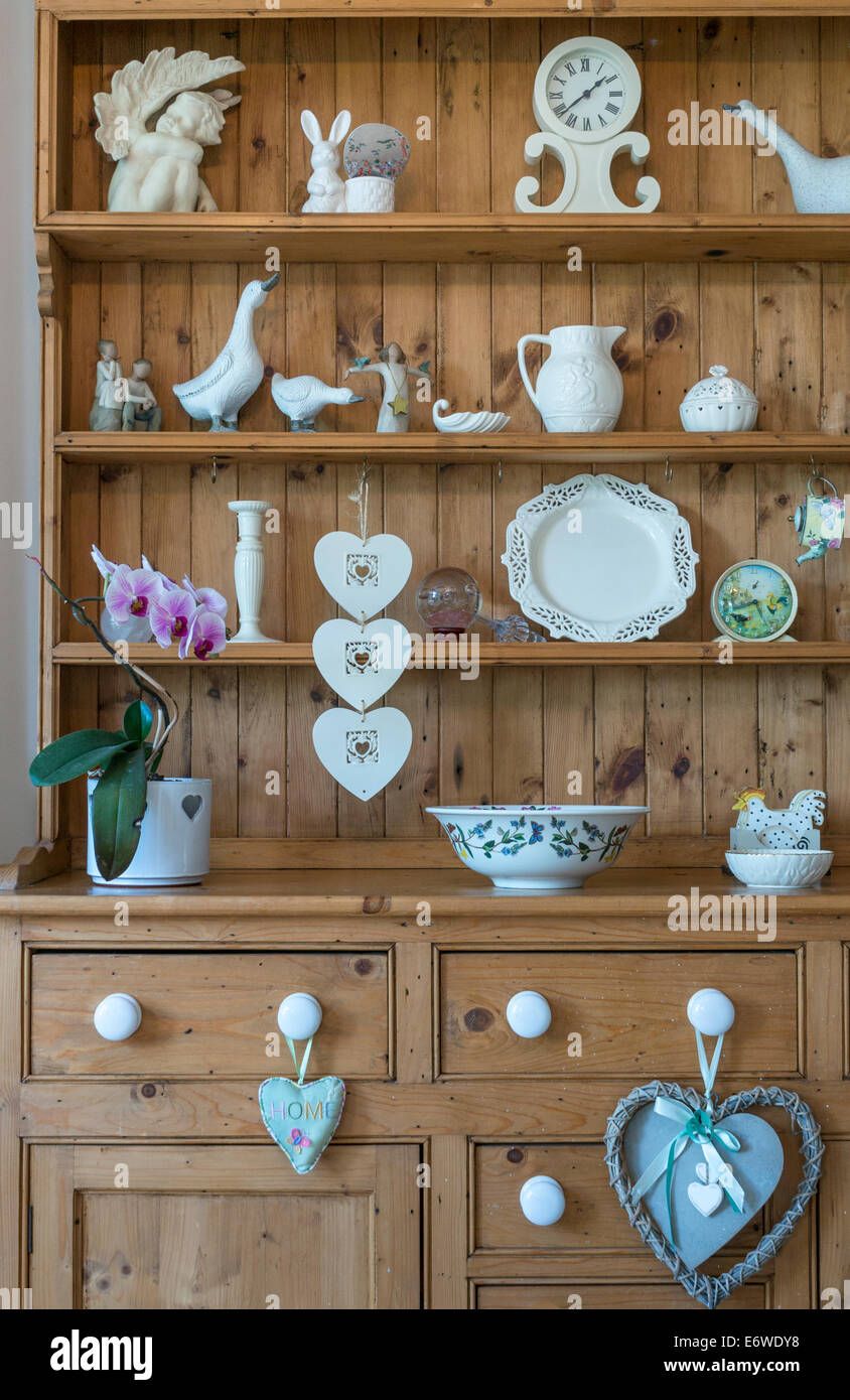 Ornaments shelf hires stock photography and images Alamy