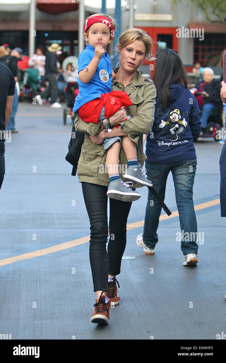 Julie Bowen spends the day at Disneyland with her family and friends ...