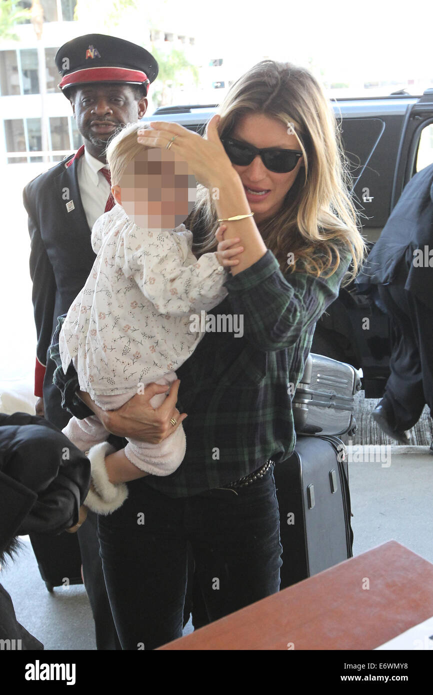 Gisele Bundchen and her baby daughter Vivian Lake Brady at Los Angeles  International Airport (LAX) Featuring: