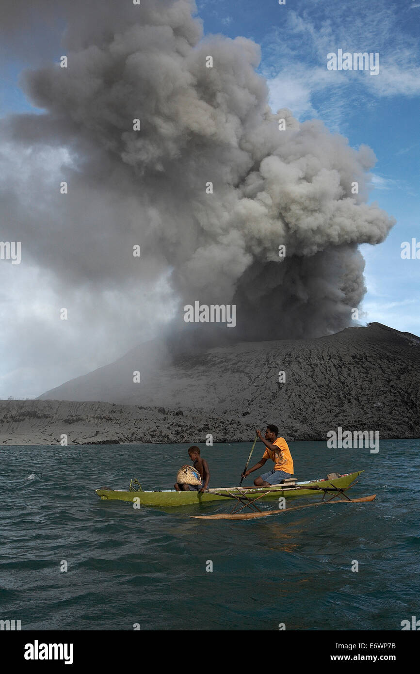 On the way to work. Egg hunters need to paddle across from Matupit to the volcano every day to dig for eggs. Tavurvur Volcano, R Stock Photo