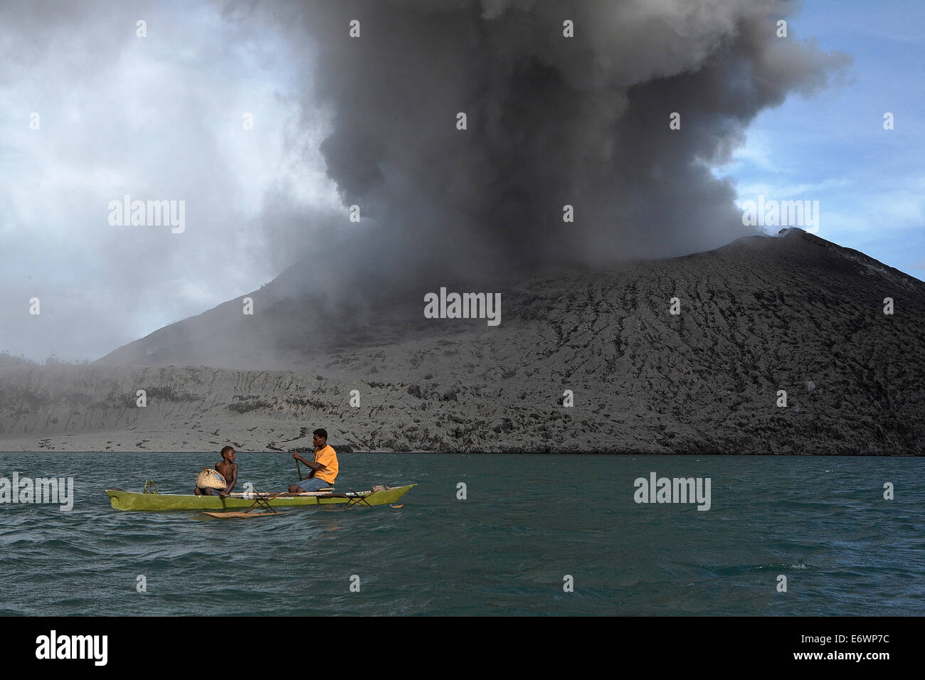 On the way to work. Egg hunters need to paddle across from Matupit to the volcano every day to dig for eggs. Tavurvur Volcano, R Stock Photo
