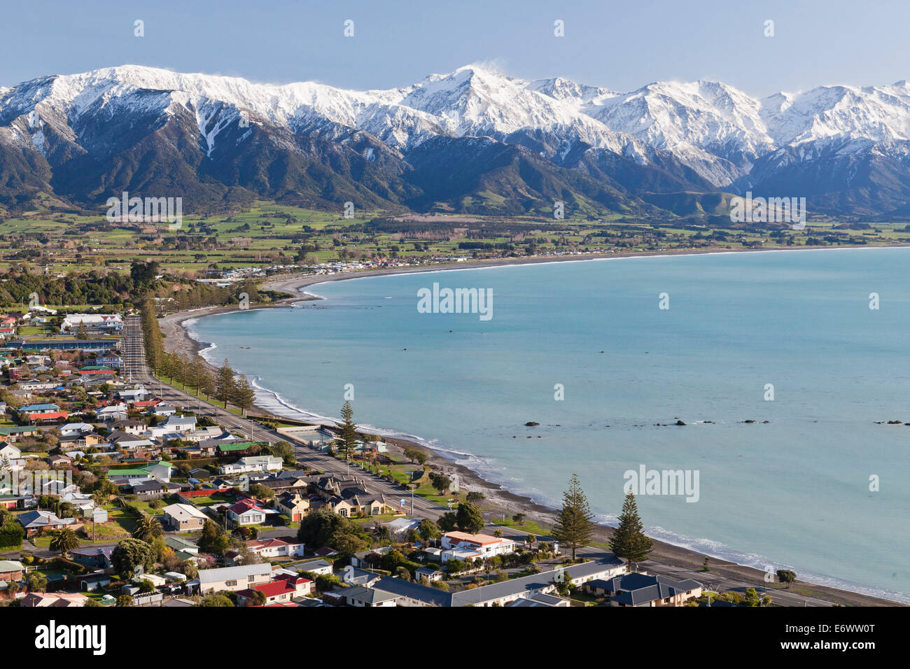 Kaikoura sweeping bay with snowcapped mountains, Kaikoura, East coast, South Island, New Zealand Stock Photo