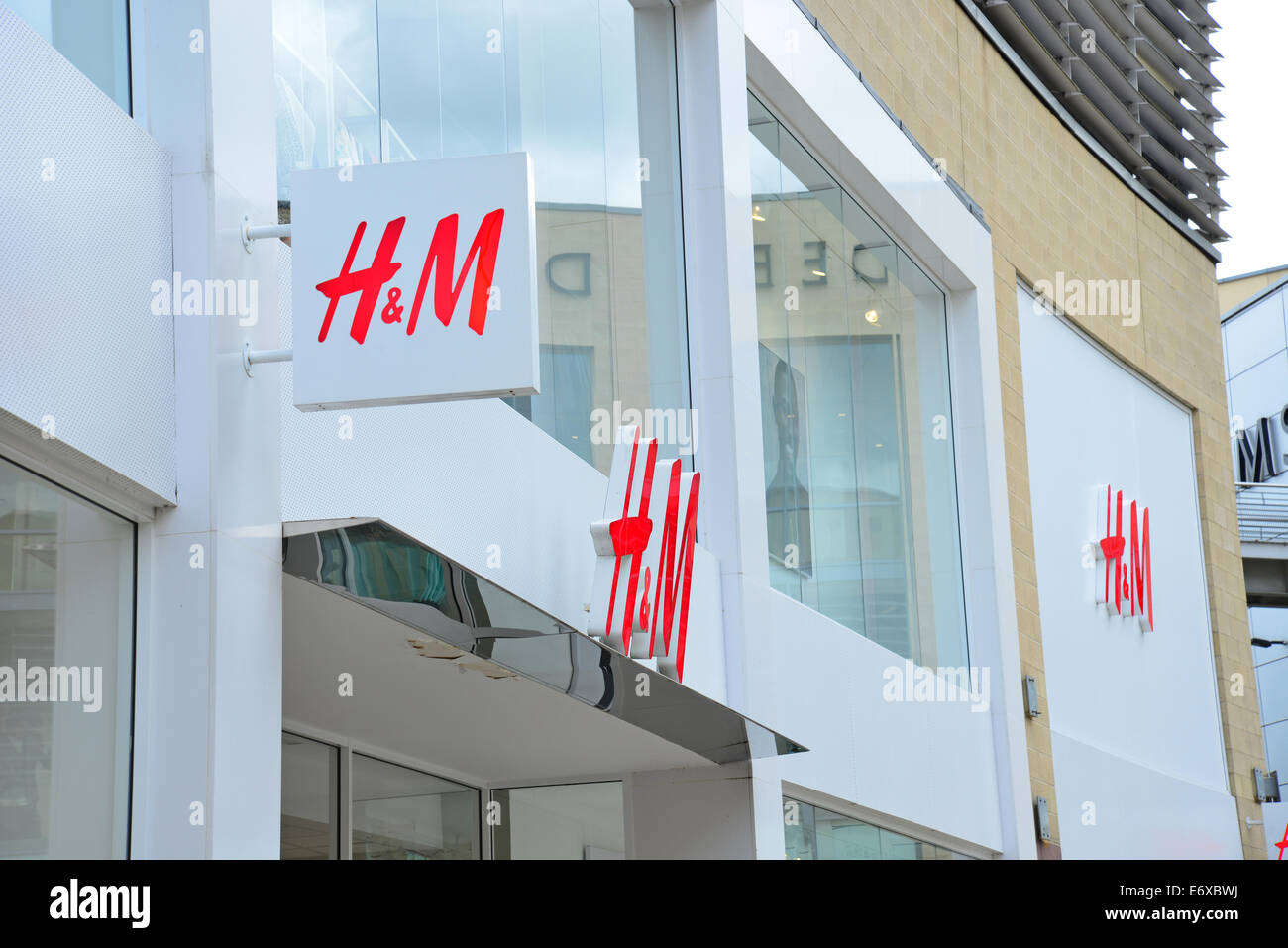 H&M fashion store entrance at Riverside Shopping Centre, Hemel Hempstead,  Hertfordshire, England, United Kingdom Stock Photo - Alamy