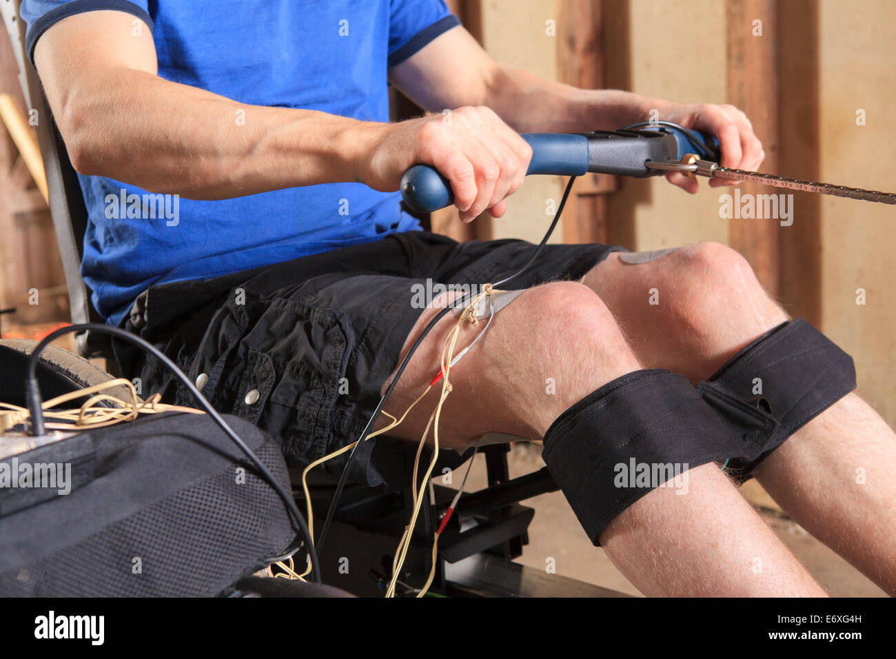 https://c8.alamy.com/comp/E6XG4H/man-with-spinal-cord-injury-using-his-rowing-machine-with-a-muscle-E6XG4H.jpg