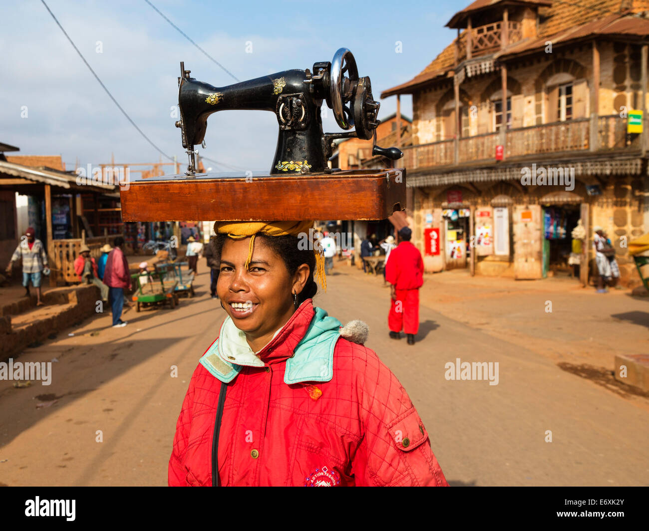 Madagascan woman carrying a sewing machine on her head, Betsileo tribe, Ambalavao, Fianarantsoa Region, Madagascar, Africa Stock Photo