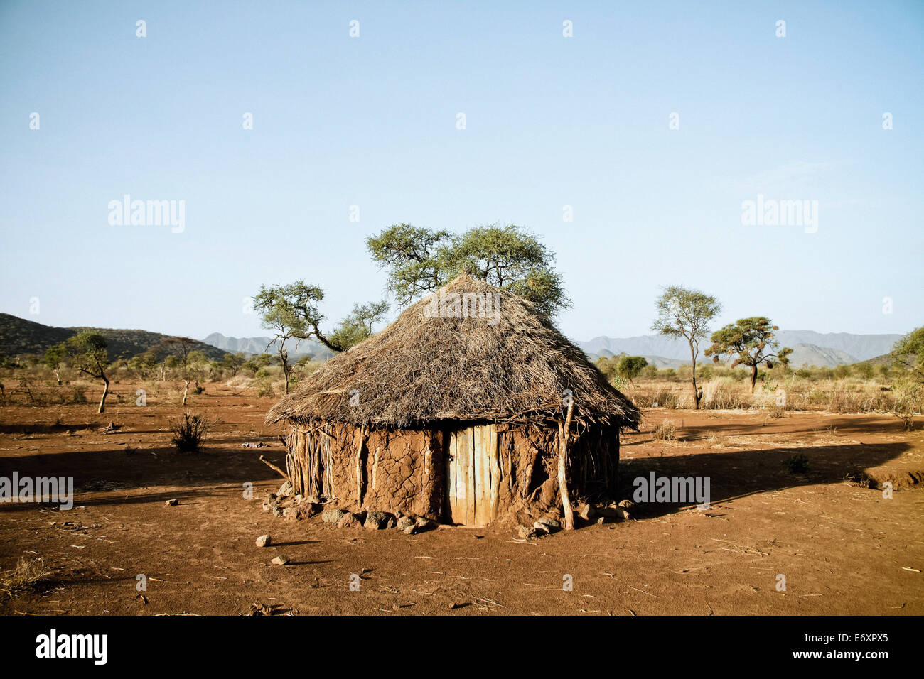 Round huts in bare savanne, Omo valley, South Ethiopia, Africa Stock Photo