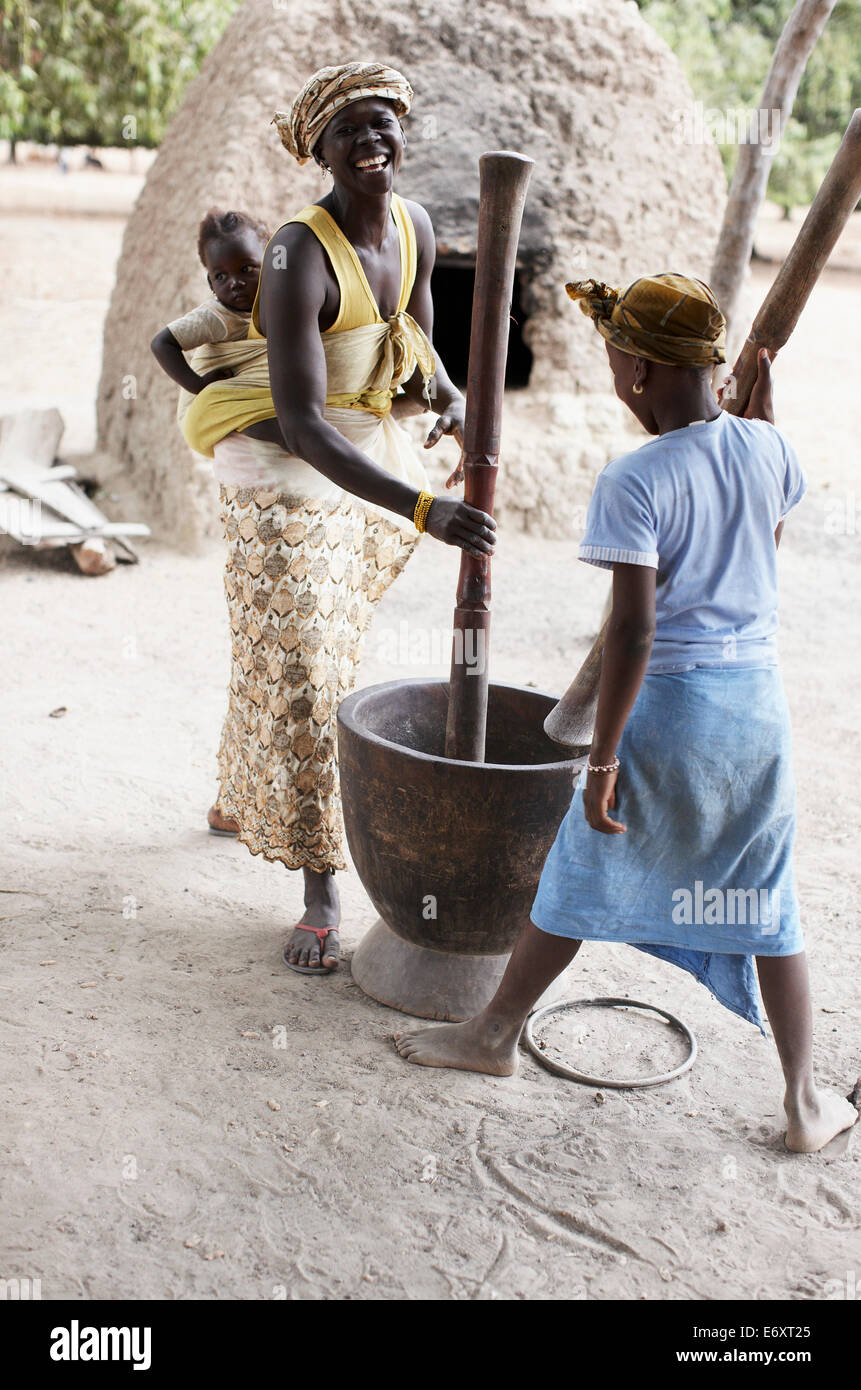Mother and daughter grinding corn to flour, Magadala, Mali Stock Photo