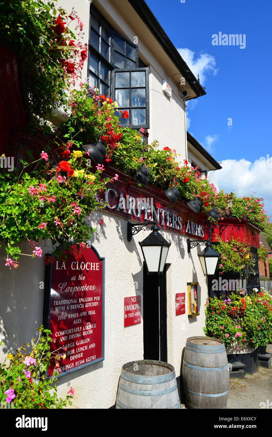 The Carpenters Pub, Upper Village Road, Sunninghill, Berkshire, England, United Kingdom Stock Photo