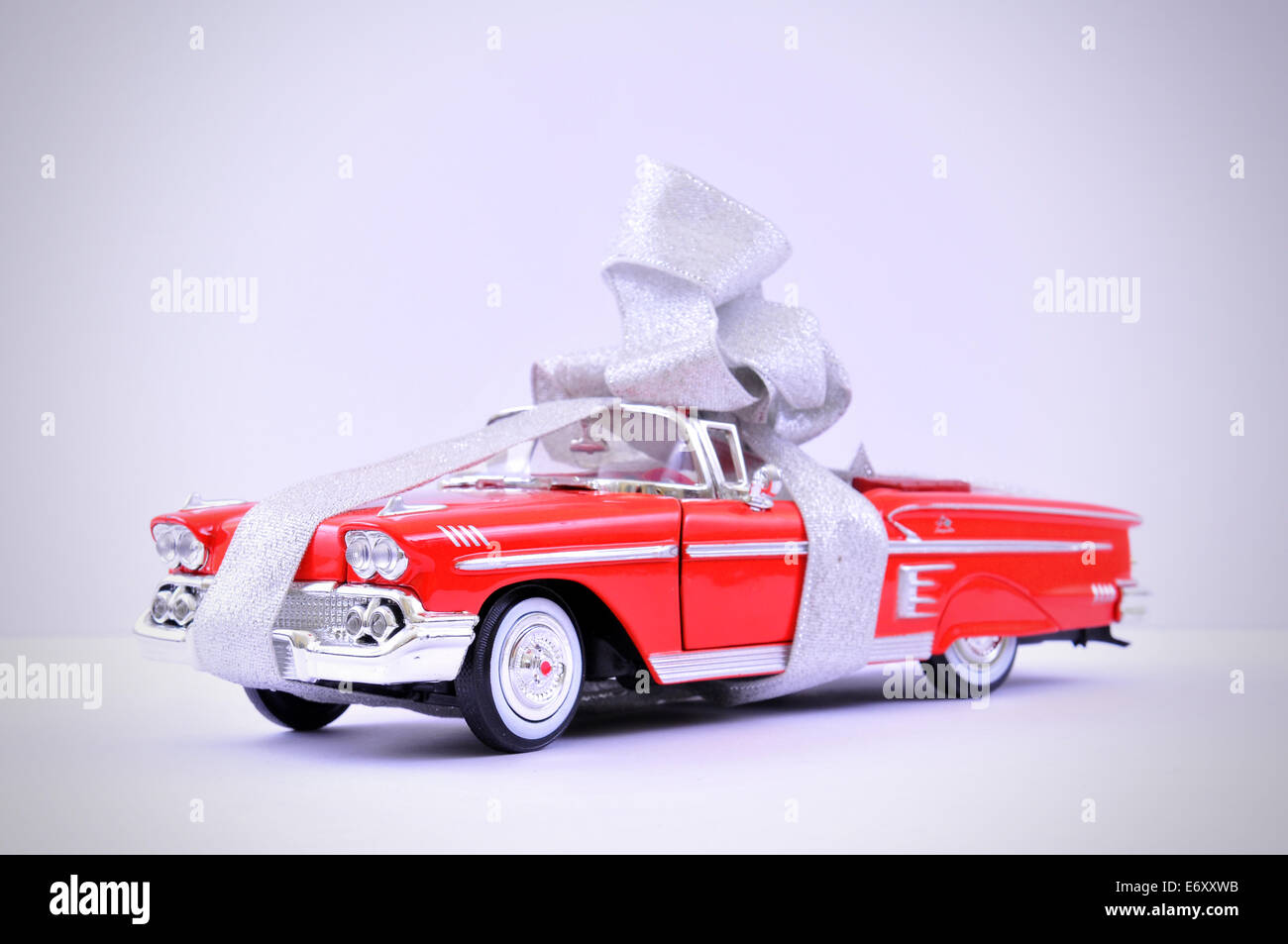 Cadillac Car With Christmas Bow 2022 Car With Bow High Resolution Stock Photography And Images - Alamy
