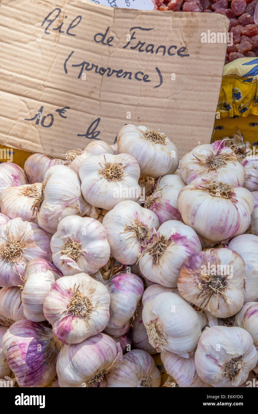 Garlic at the Provencal market, St. Remy de Provence, Provence, France Stock Photo