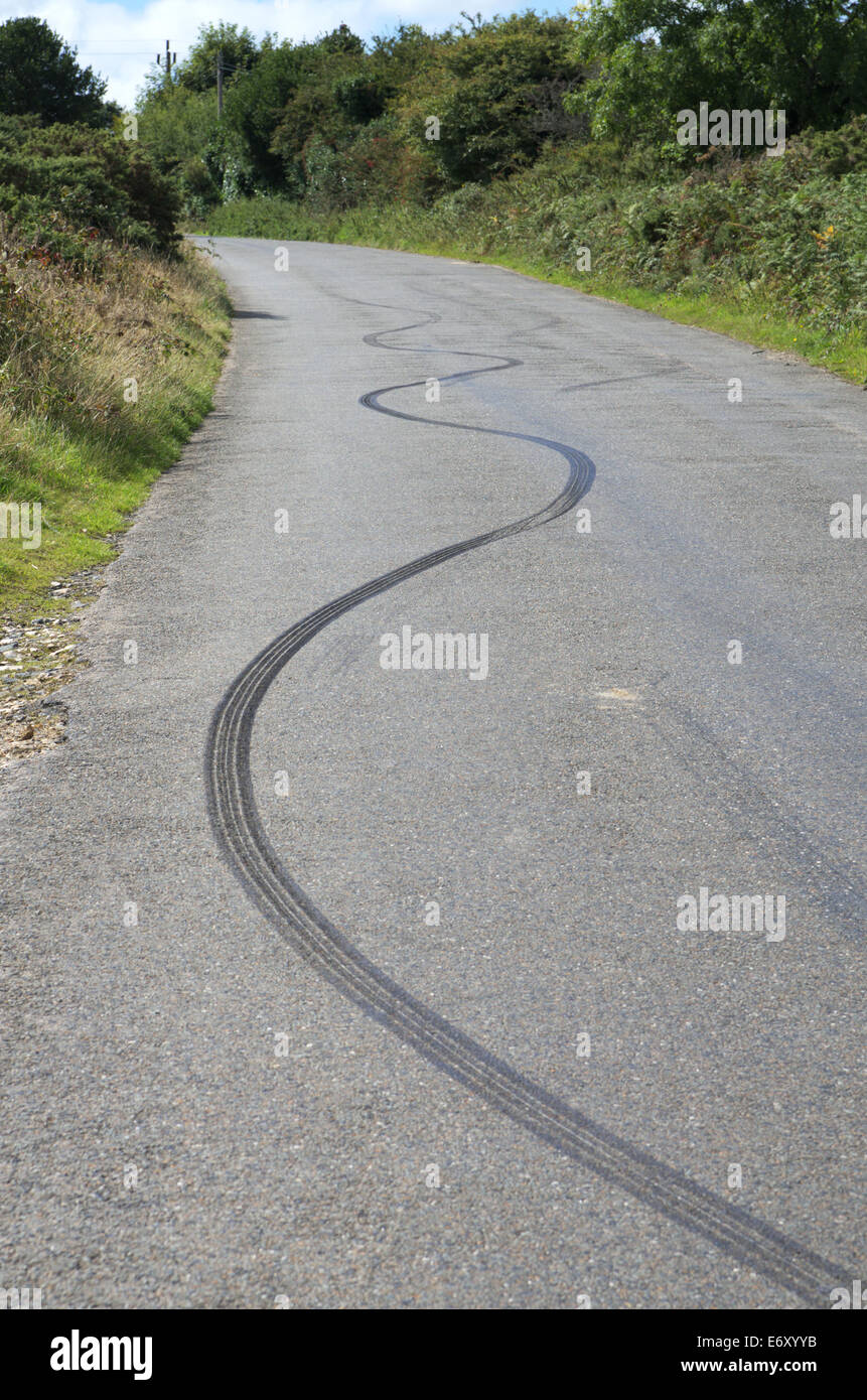 https://c8.alamy.com/comp/E6XYYB/serpentine-skid-mark-on-rural-road-E6XYYB.jpg