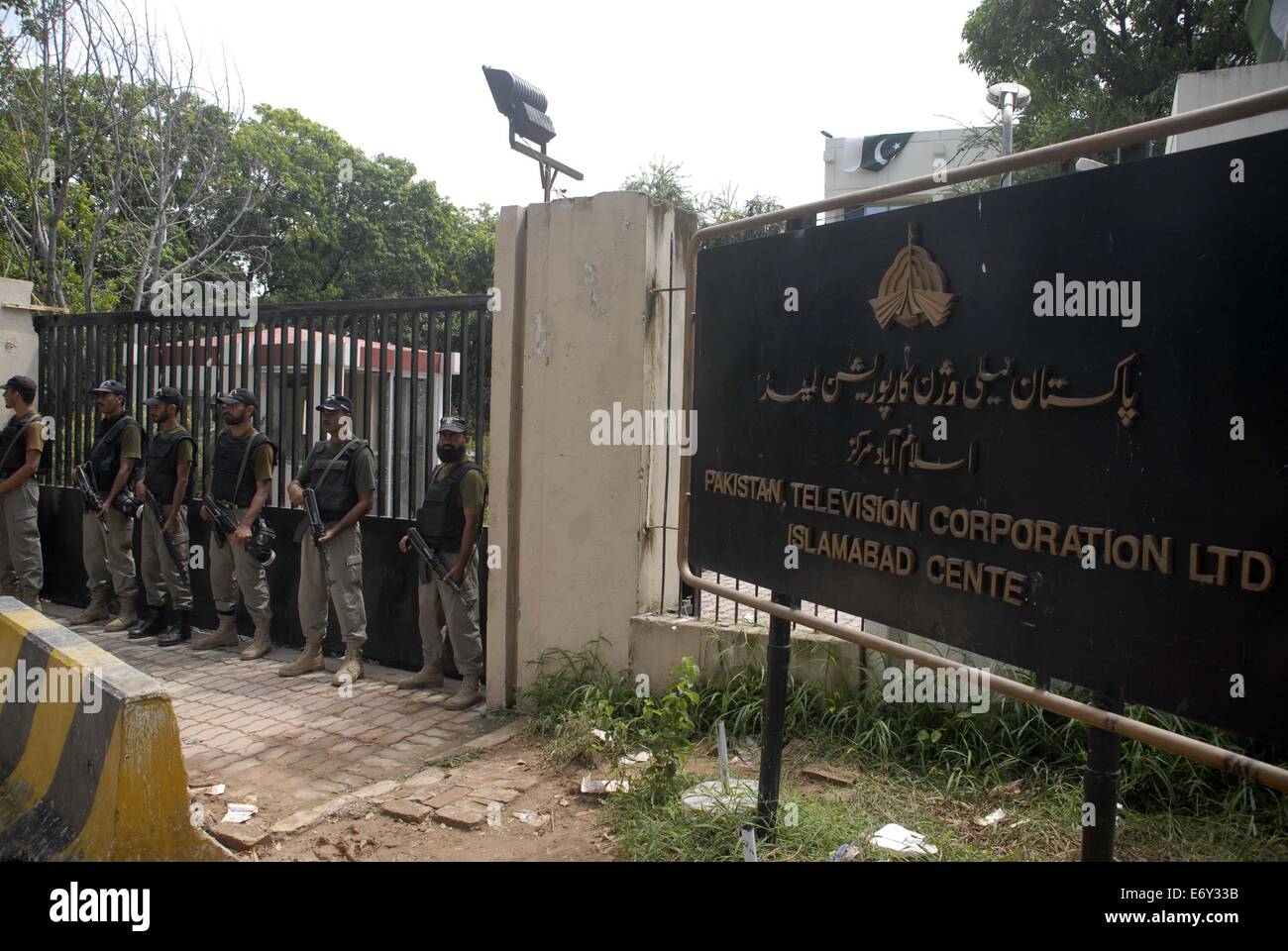 Islamabad, Pakistan. 1st Sept, 2014. Pakistani soldiers stand on guard
