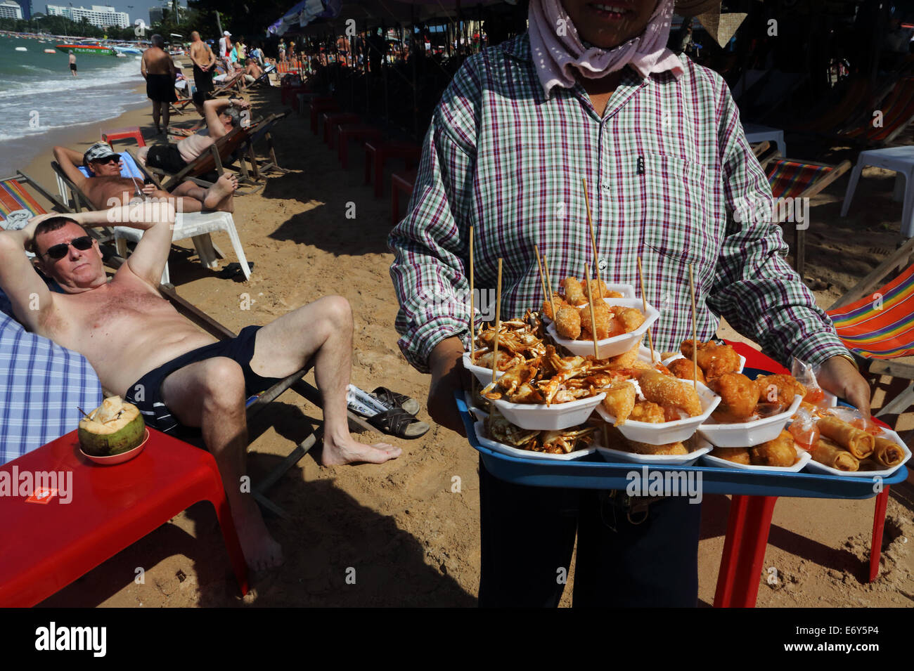 Thailand, Pattaya, Food Vendor on Pattaya Beach  Photo : Pixstory / Alamy Stock Photo