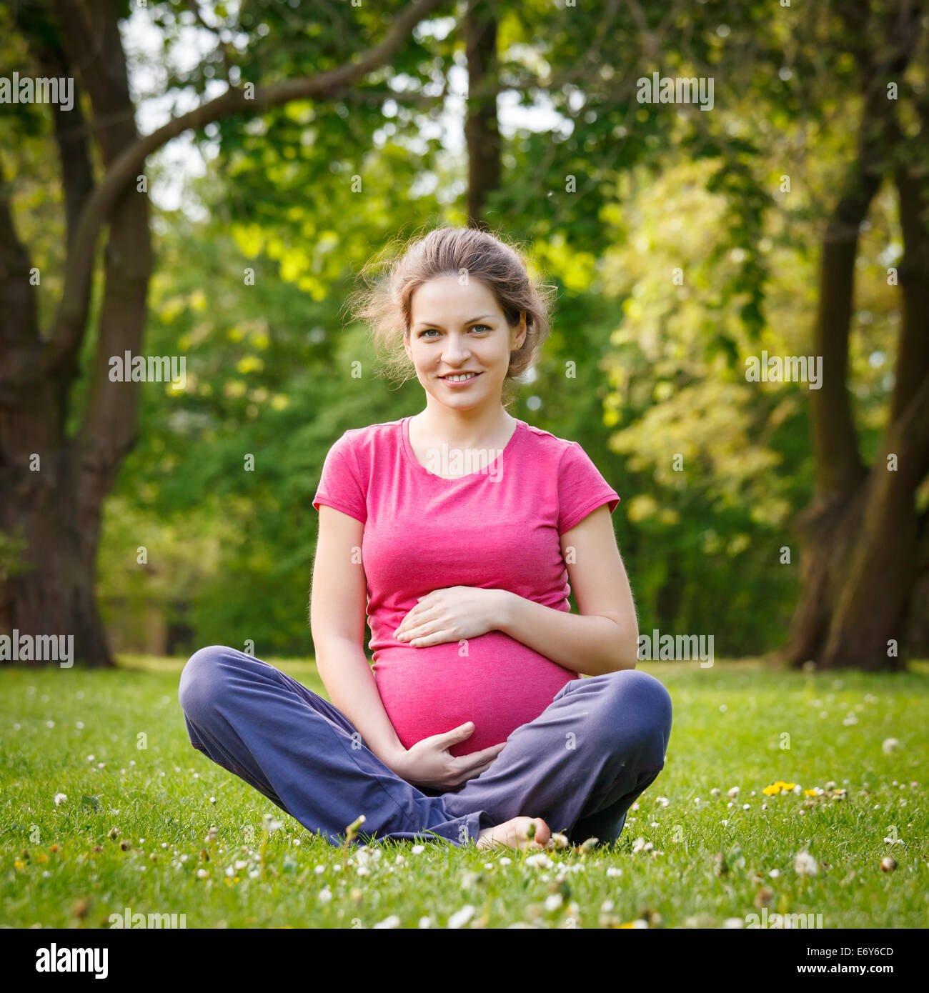 Beautiful pregnant woman in the park Stock Photo - Alamy