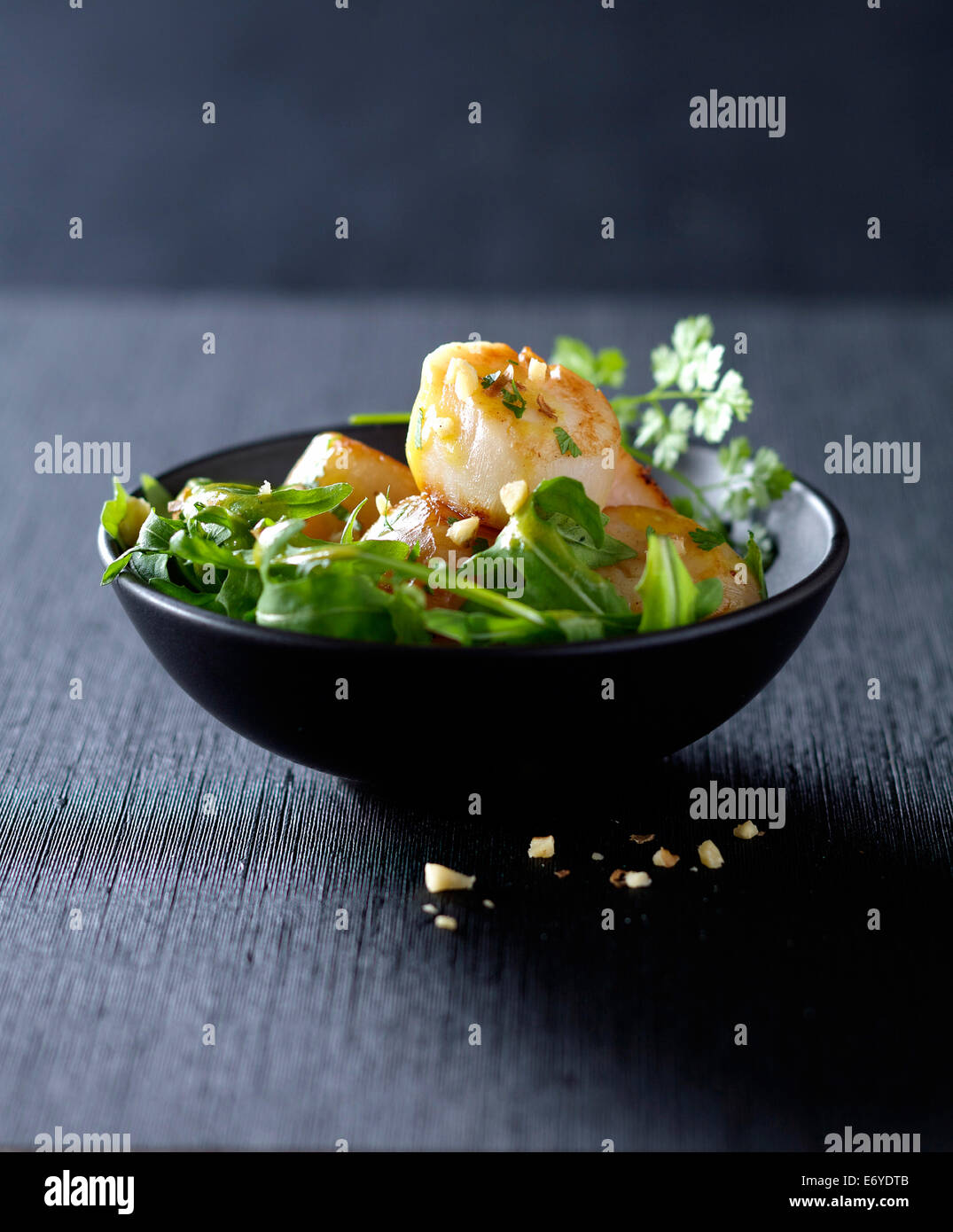 Rocket lettuce with scallops Stock Photo - Alamy