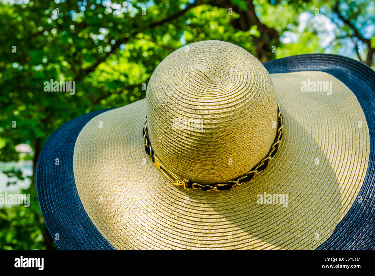 Female with summer hat hi-res stock photography and images - Alamy