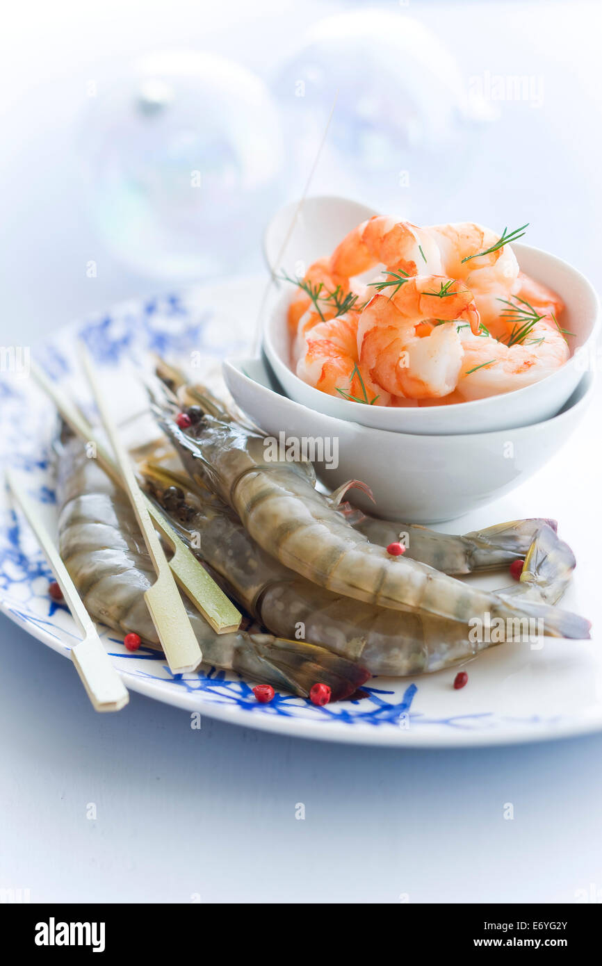 Whole raw gambas and cooked shrimps Stock Photo Alamy