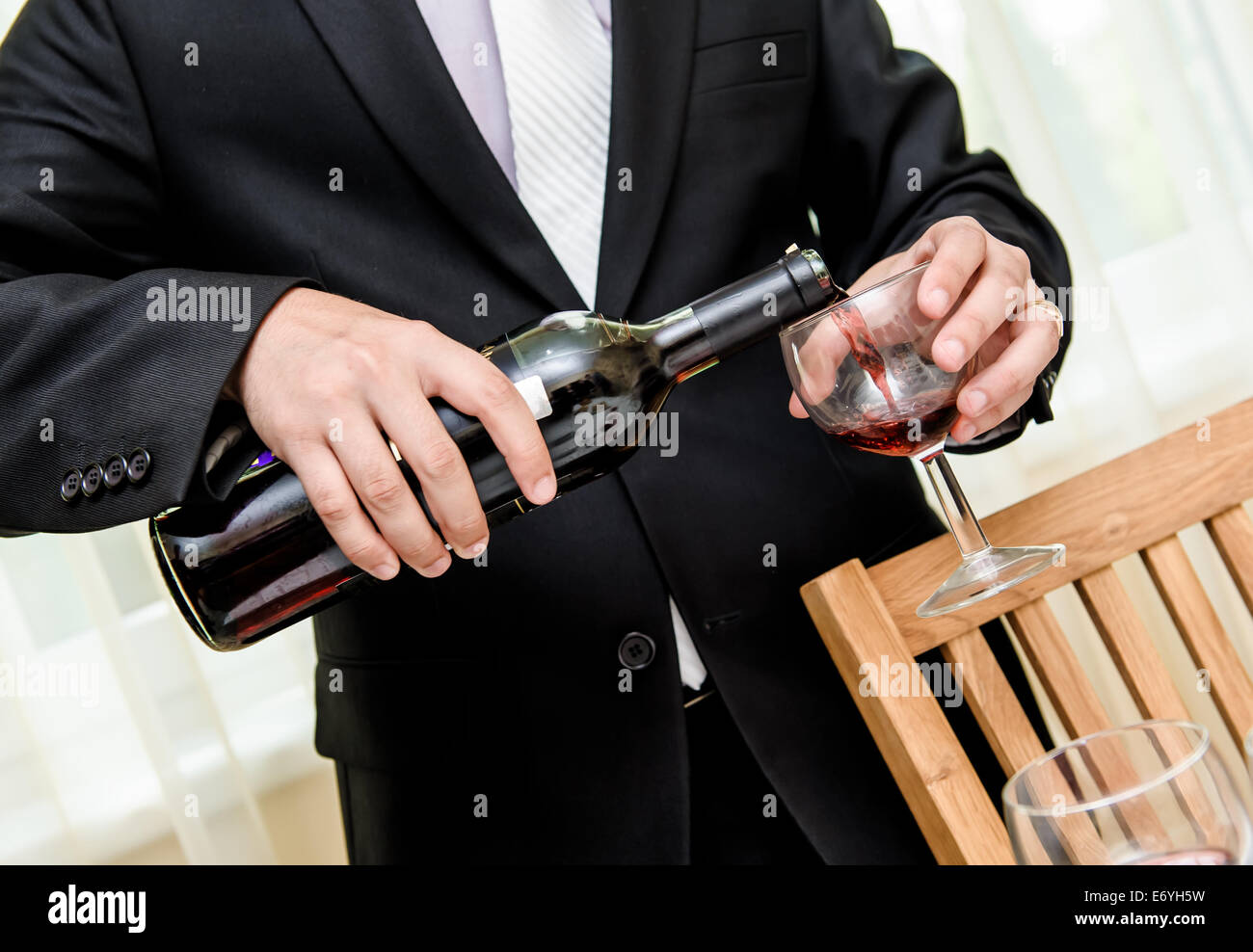 На вине себе поклялась. Мужчина наливает вино в бокал. Мужчина наливает вино. Мужчина с бутылкой в руке. Бутылка шампанского в руке.