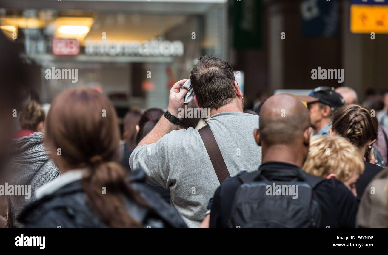 Form a queue hi-res stock photography and images - Alamy