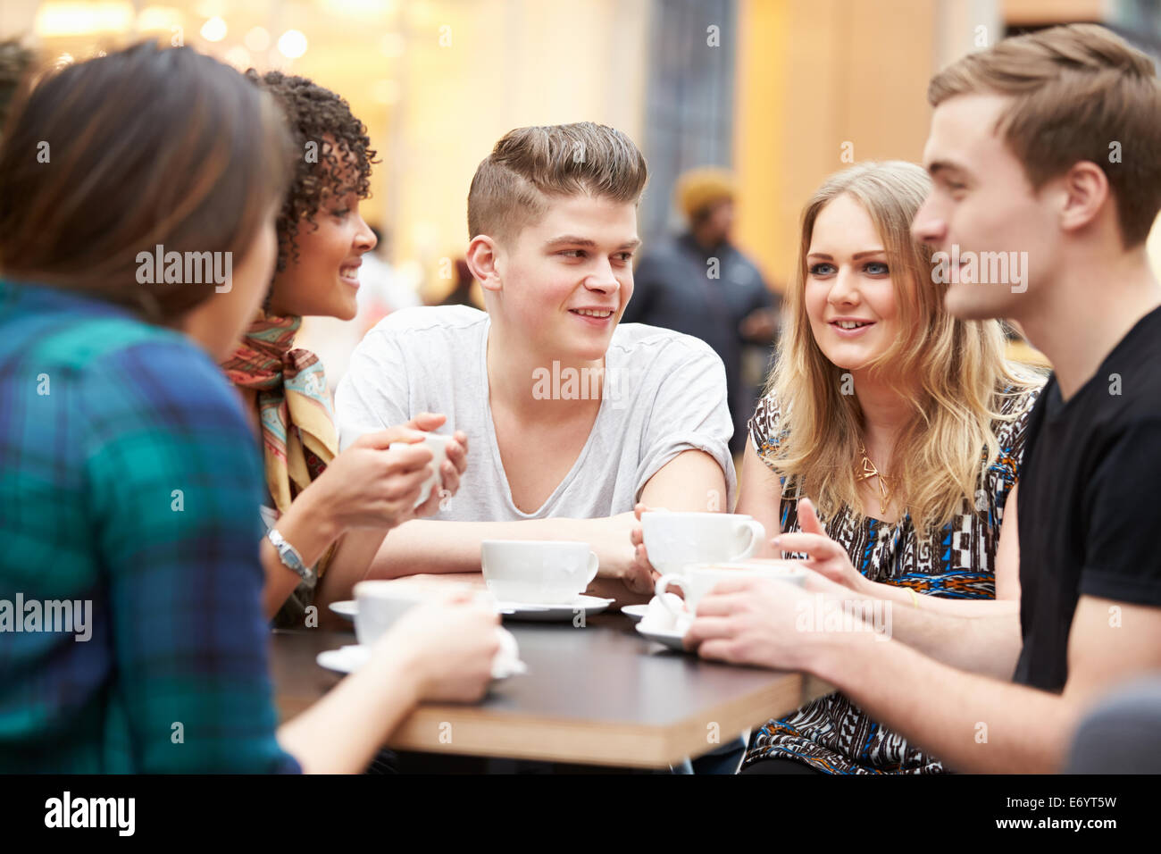 Встретившись с друзьями в кафе впр