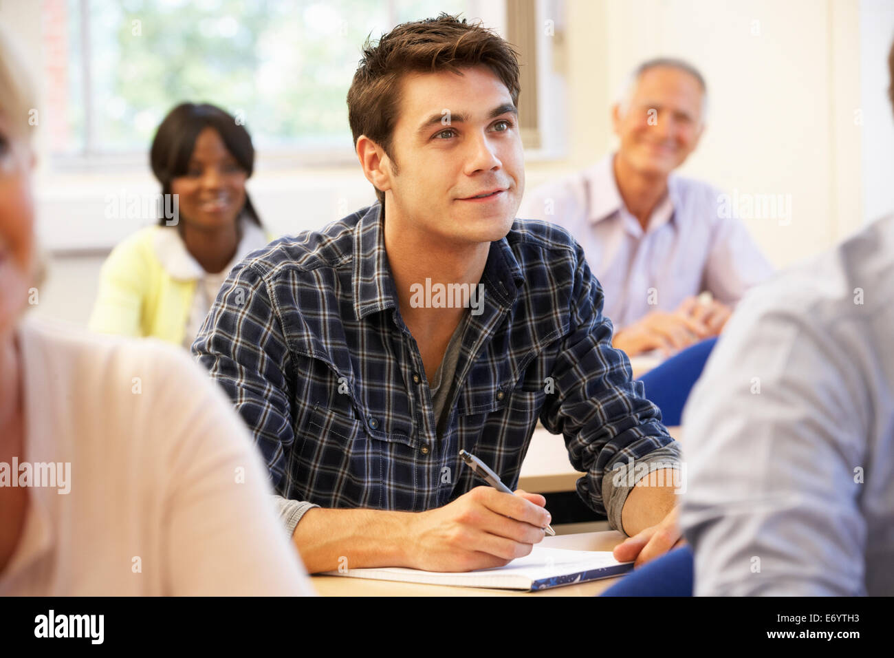 Университет за границей. Works in college. Учащиеся за компьютером. Счастливая студентка. Девушка студент.