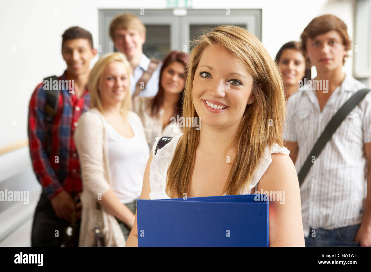 Student blonde. Студенты улыбаются. Фото улыбающихся студентов. Колледж фотографа. Картинки улыбающихся студентов России.