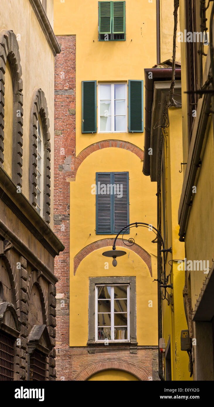 Backstreet with typical italian houses in Lucca, Tuscany Stock Photo Alamy