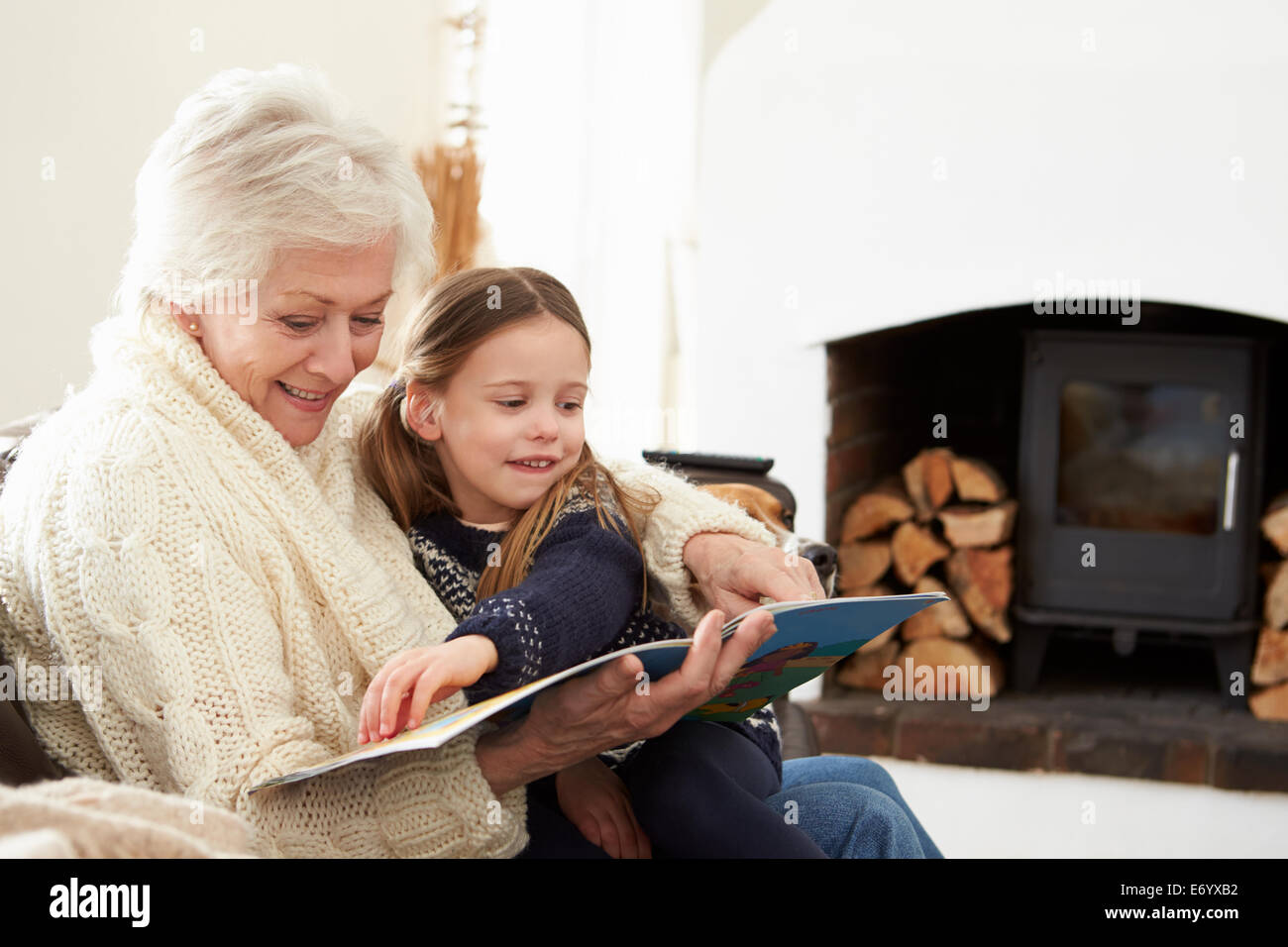 Бабушка и внучка картинки. Бабушка и внучка обнимаются. Бабушка лечит внука. Заботиться о бабушке. Бабушка с внуками.