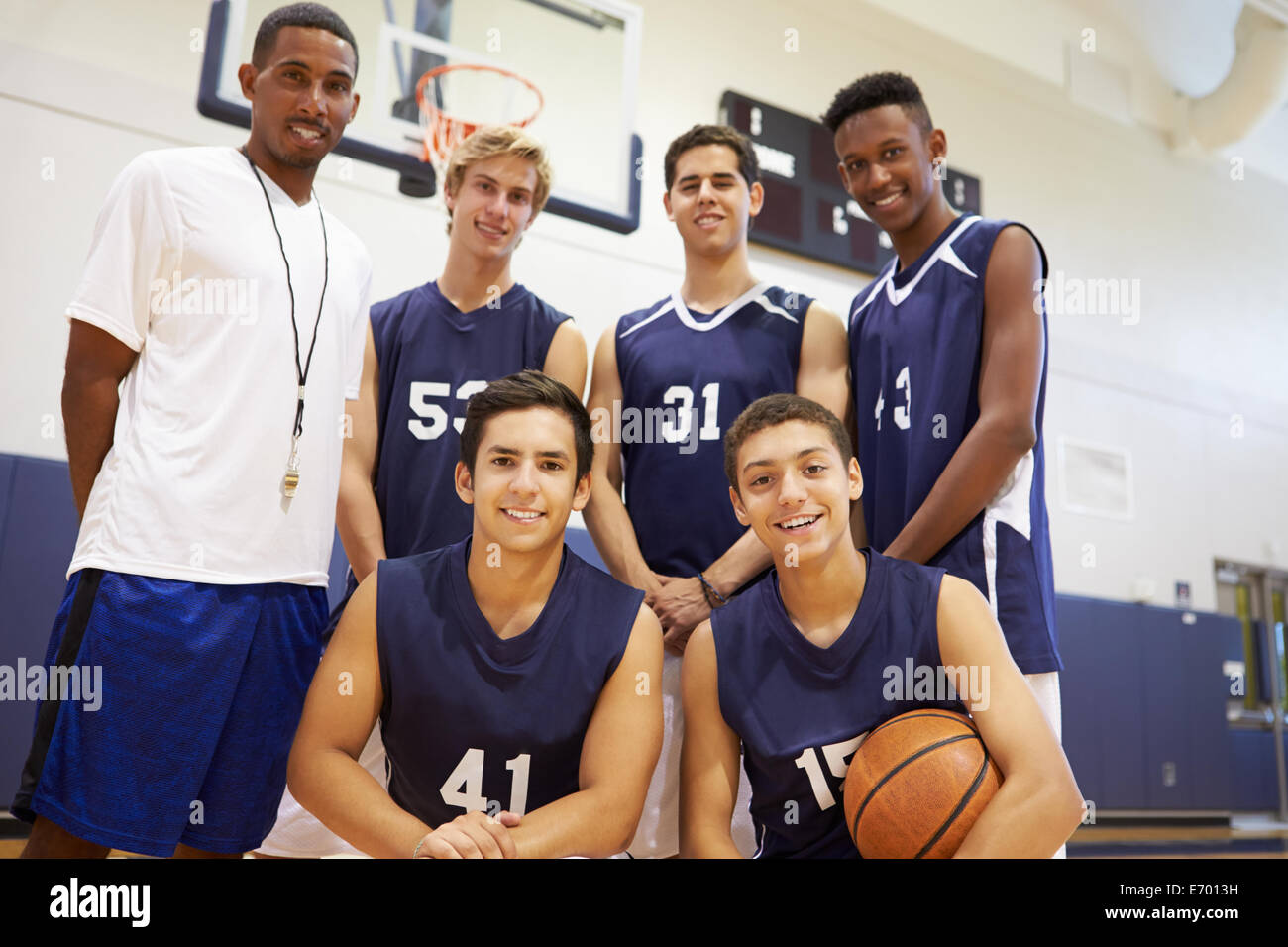 He to high school. Американский школьный баскетбол. Баскетболисты в американской школе. Команда в баскетболе американская школа. Баскетбол в американских школах.