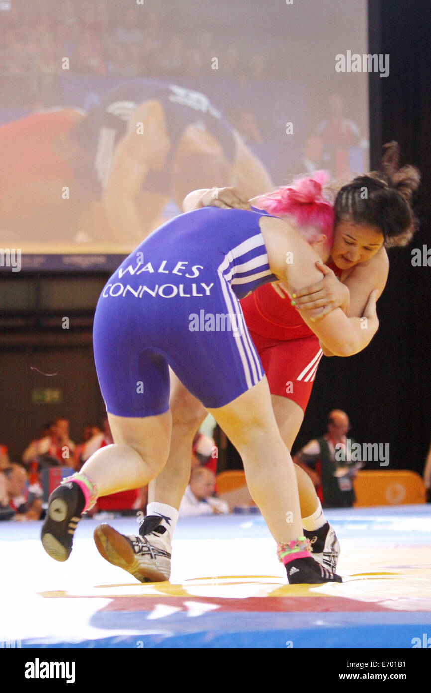 Stevie Kelly of Australia (red) v Sarah Connolly of Wales (blue) in the womens 63kg freestyle wrestling quarter finals. Stock Photo