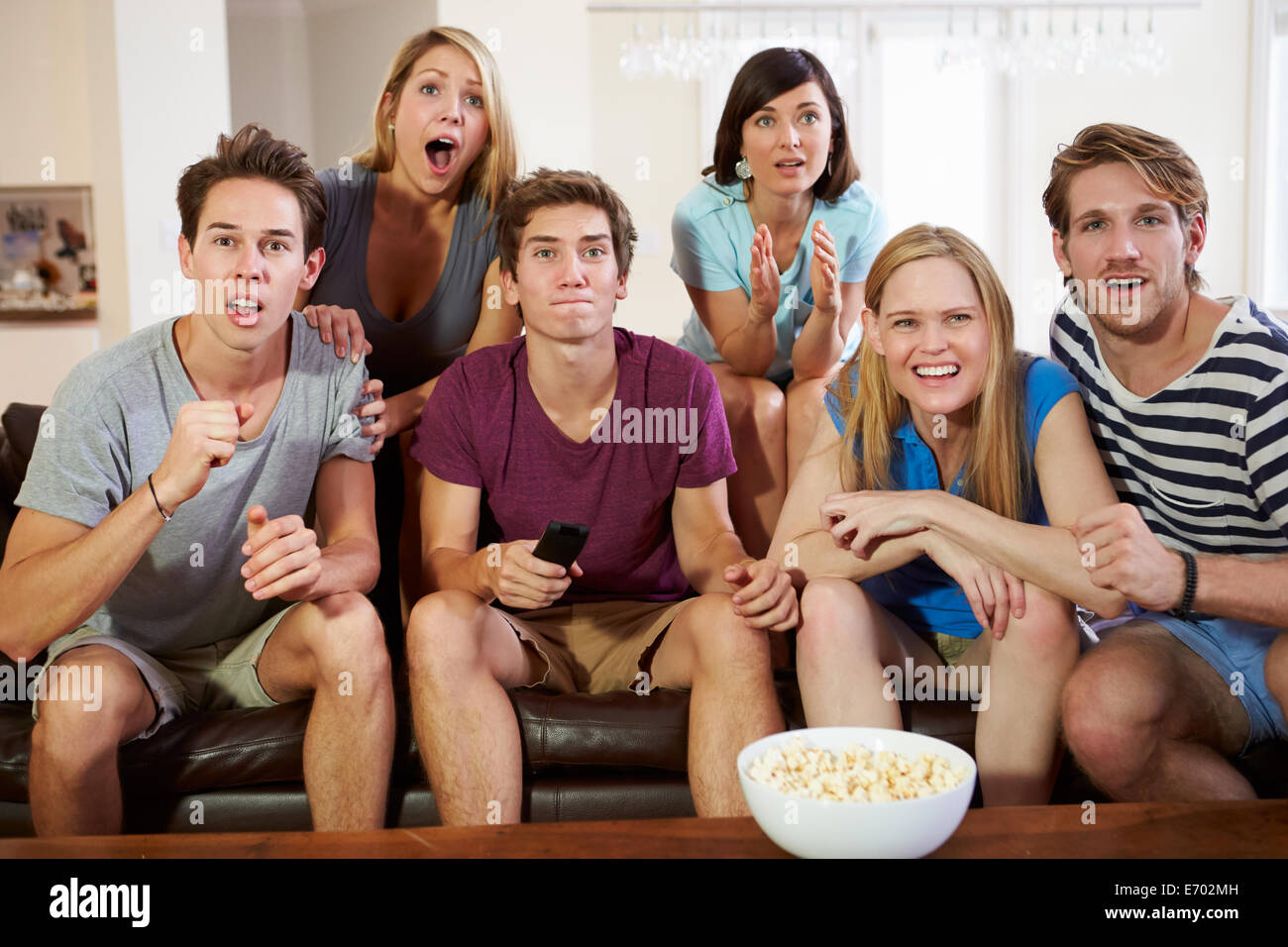 телевидение и молодежь. перед телевизором.