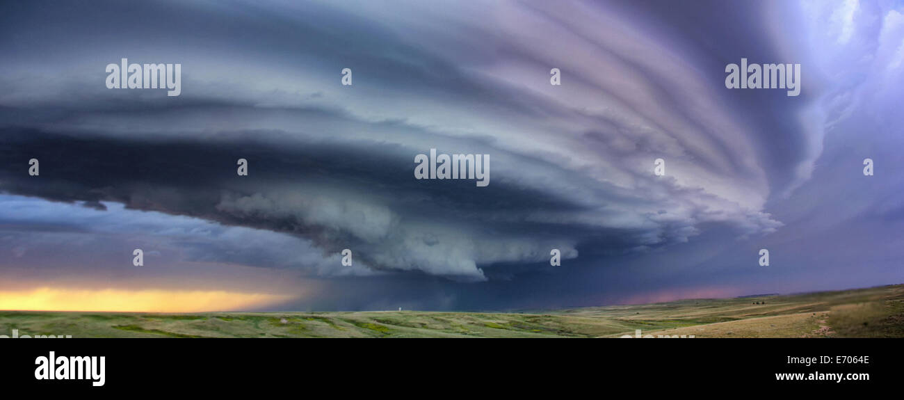 Large arcus cloud around updraft of anticyclonic supercell with sunset colors projected on the cloud, Deer Trail, Colorado, USA Stock Photo